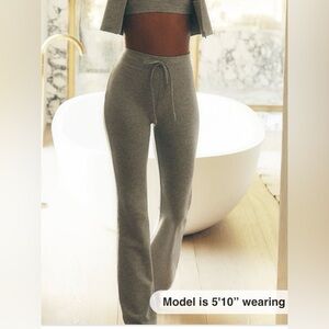 ALO Yoga Sway Bootcut Sweatpant gray